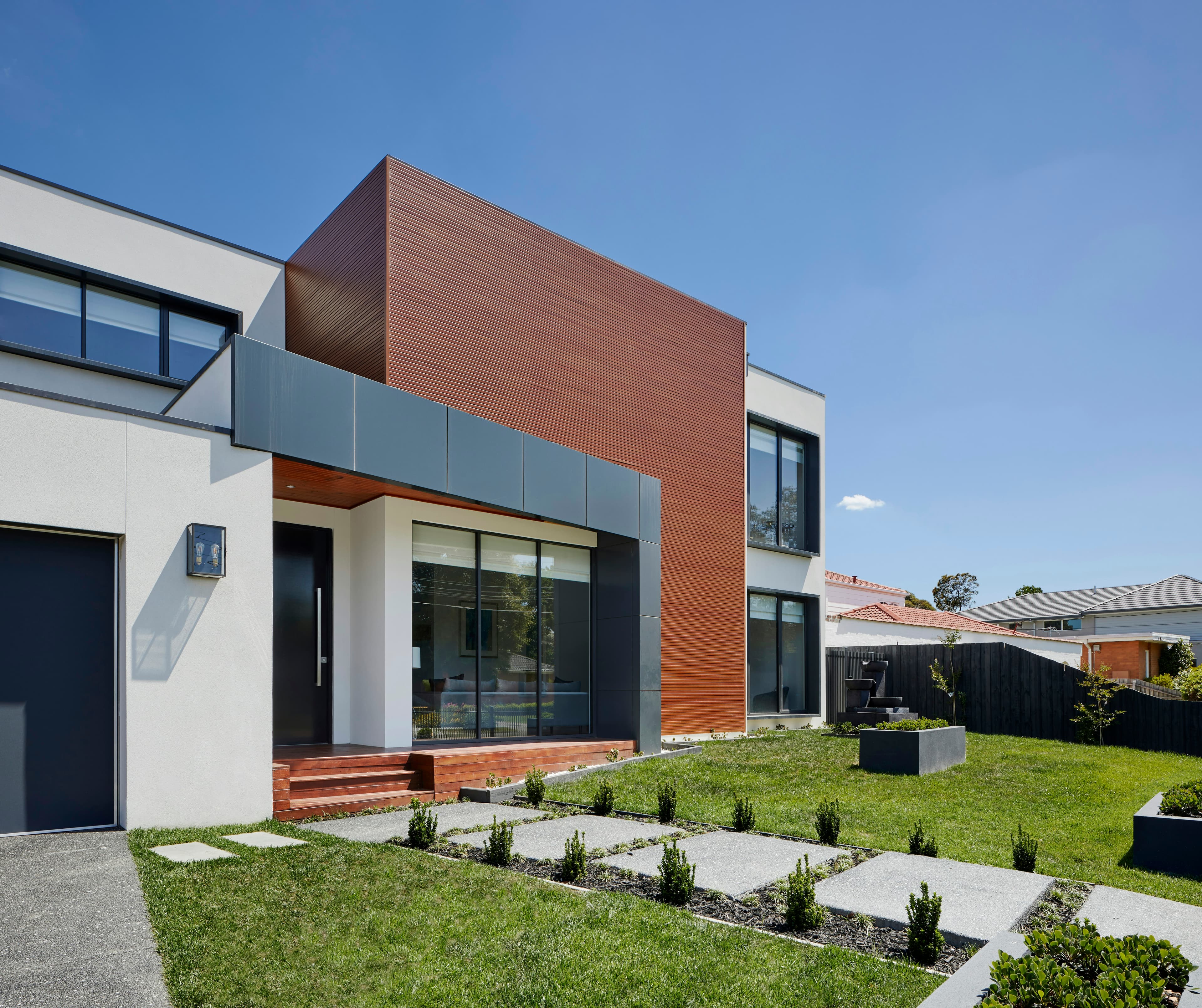 Cabaña moderna con piscina y jardín